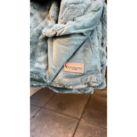 Koolaburra by UGG Candice Faux Fur Throw - Picture 4 of 5